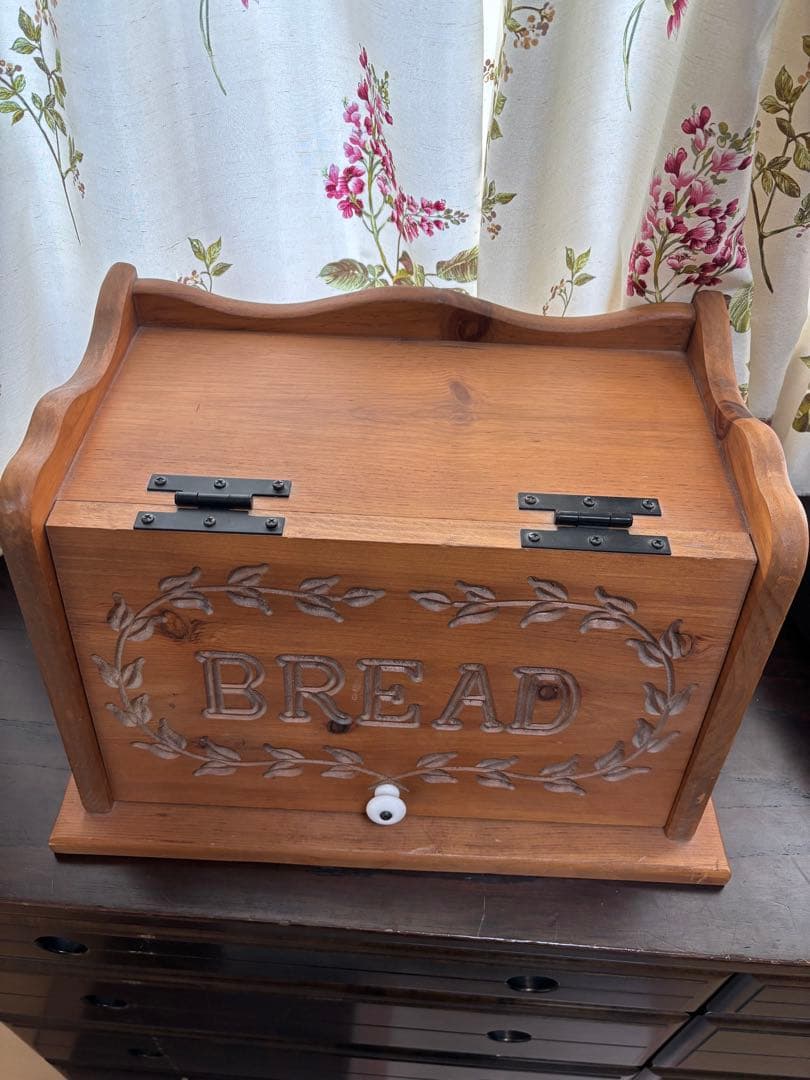 木製ブレッドケース 花柄彫刻入り