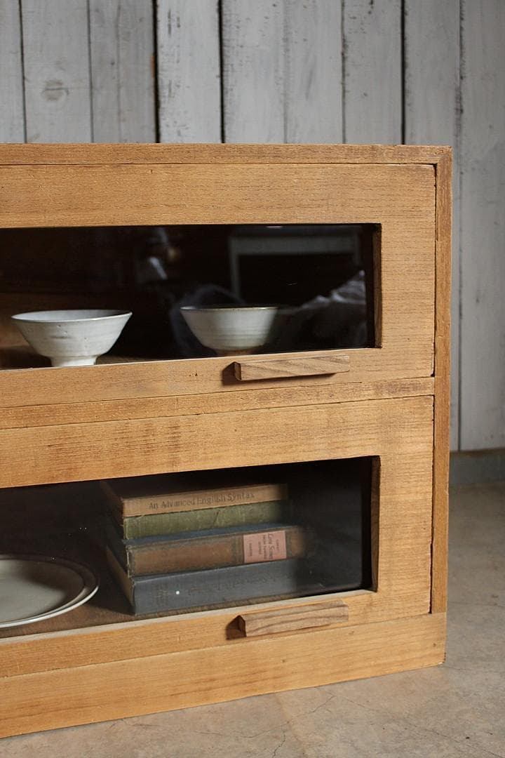 味のある前面ガラスの引き出し2段　食器棚　シャツケース　収納棚　古家具