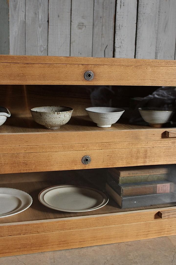 味のある前面ガラスの引き出し2段　食器棚　シャツケース　収納棚　古家具