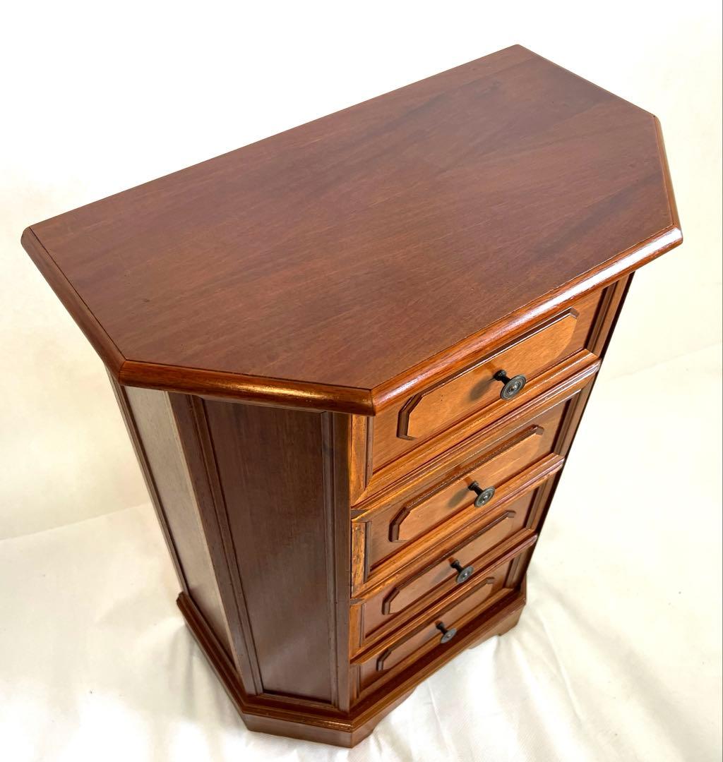 小ぶりなチェスト・イタリア　 横幅52cm・奥行29cm・高さ71cm