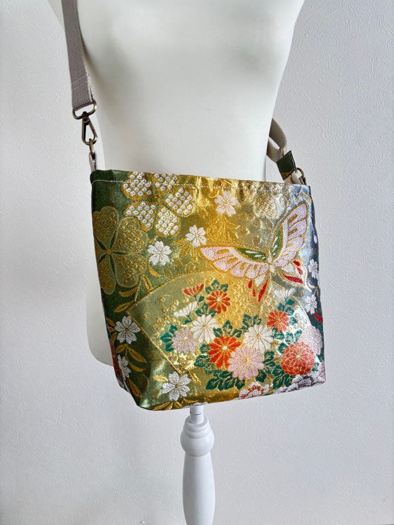 帯リメイク ショルダーバッグ｜ジッパー付き｜華やかな花と蝶文様