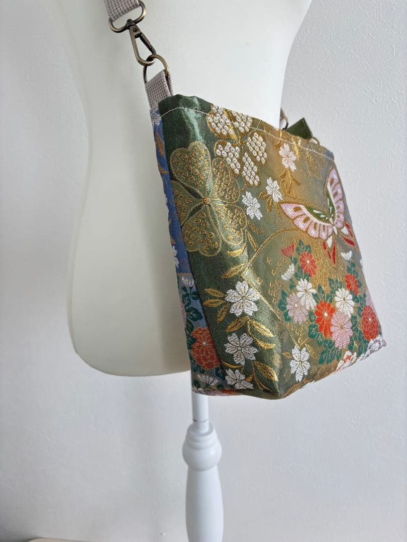 帯リメイク ショルダーバッグ｜ジッパー付き｜華やかな花と蝶文様