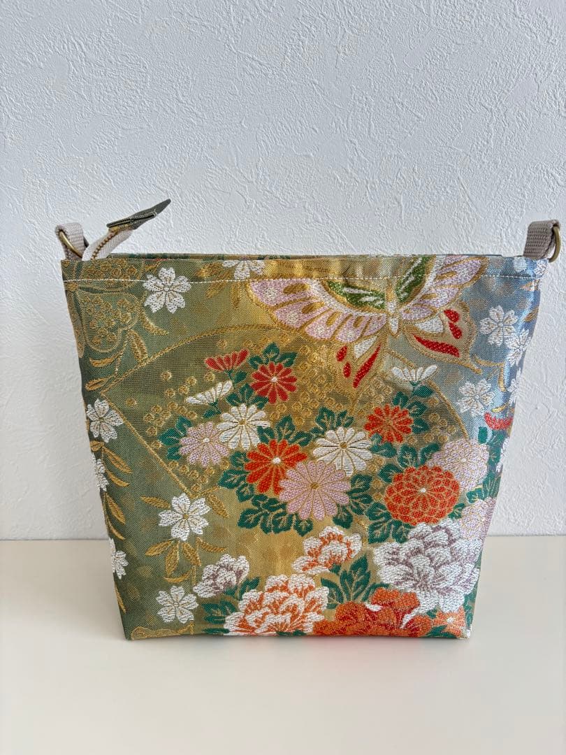 帯リメイク ショルダーバッグ｜ジッパー付き｜華やかな花と蝶文様