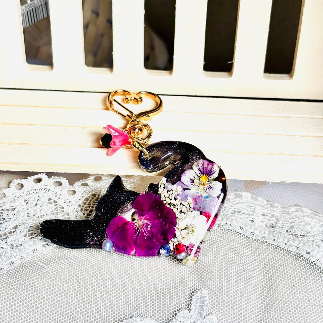 No.3085★ハンドメイド★にゃんこ♡フラワーレジンキーホルダー