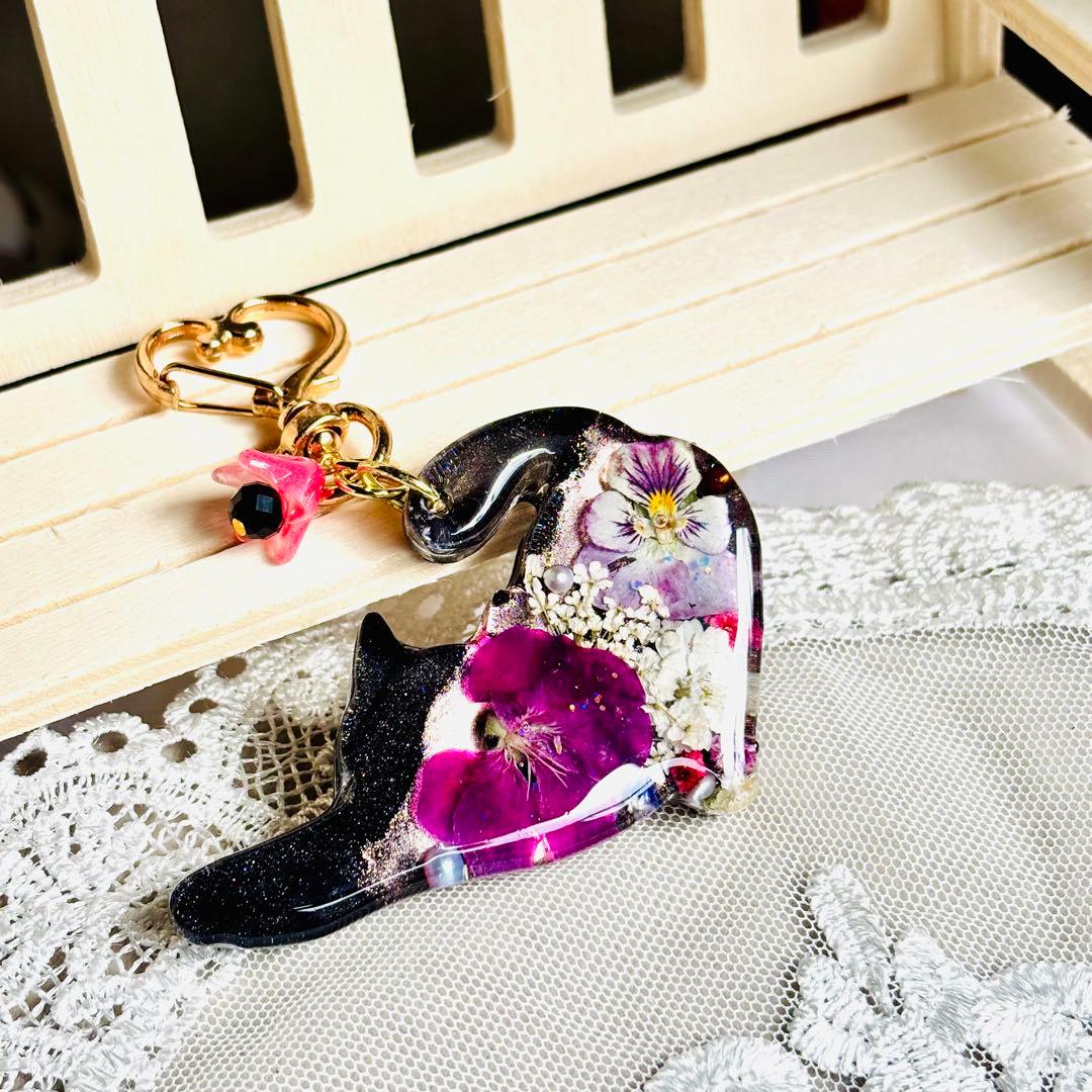 No.3085★ハンドメイド★にゃんこ♡フラワーレジンキーホルダー