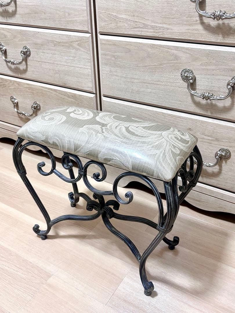 アンティーク風　アイアン製スツール　エレガント　カウチ　猫脚　寝室　玄関