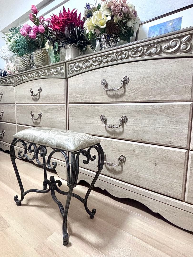 アンティーク風　アイアン製スツール　エレガント　カウチ　猫脚　寝室　玄関