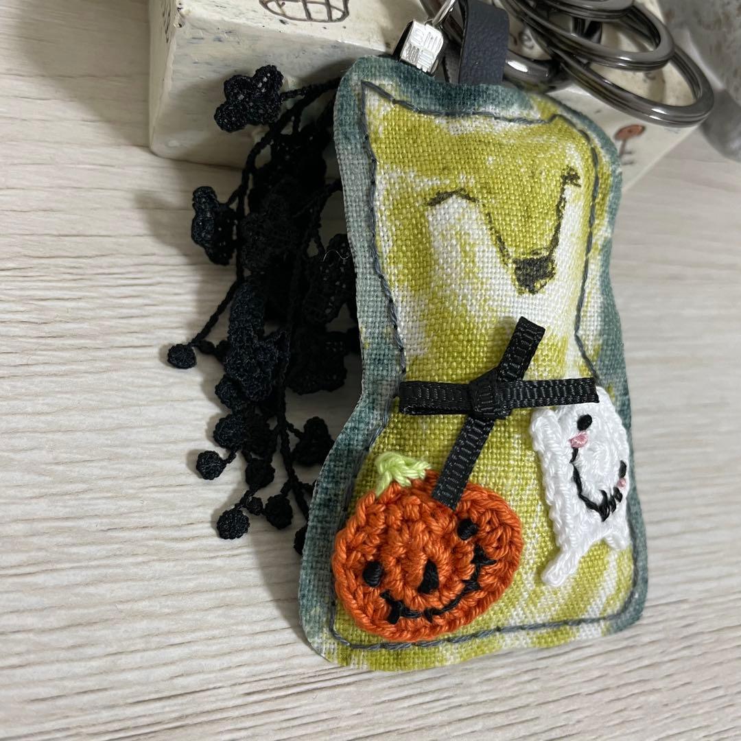 匿名配送手作りチャームキーホルダー＊ミナペルホネン ハロウィンくまさんキーリング