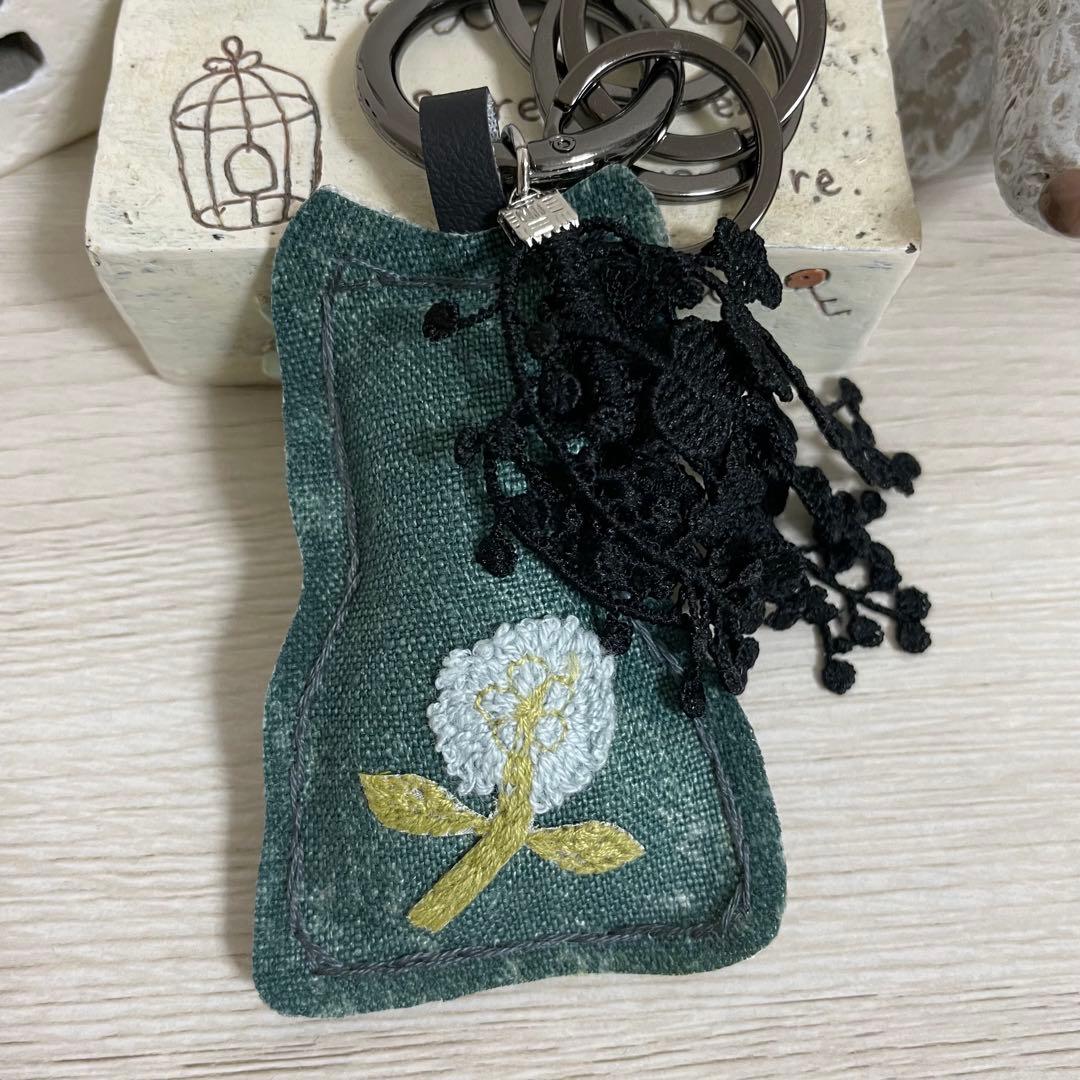 匿名配送手作りチャームキーホルダー＊ミナペルホネン ハロウィンくまさんキーリング