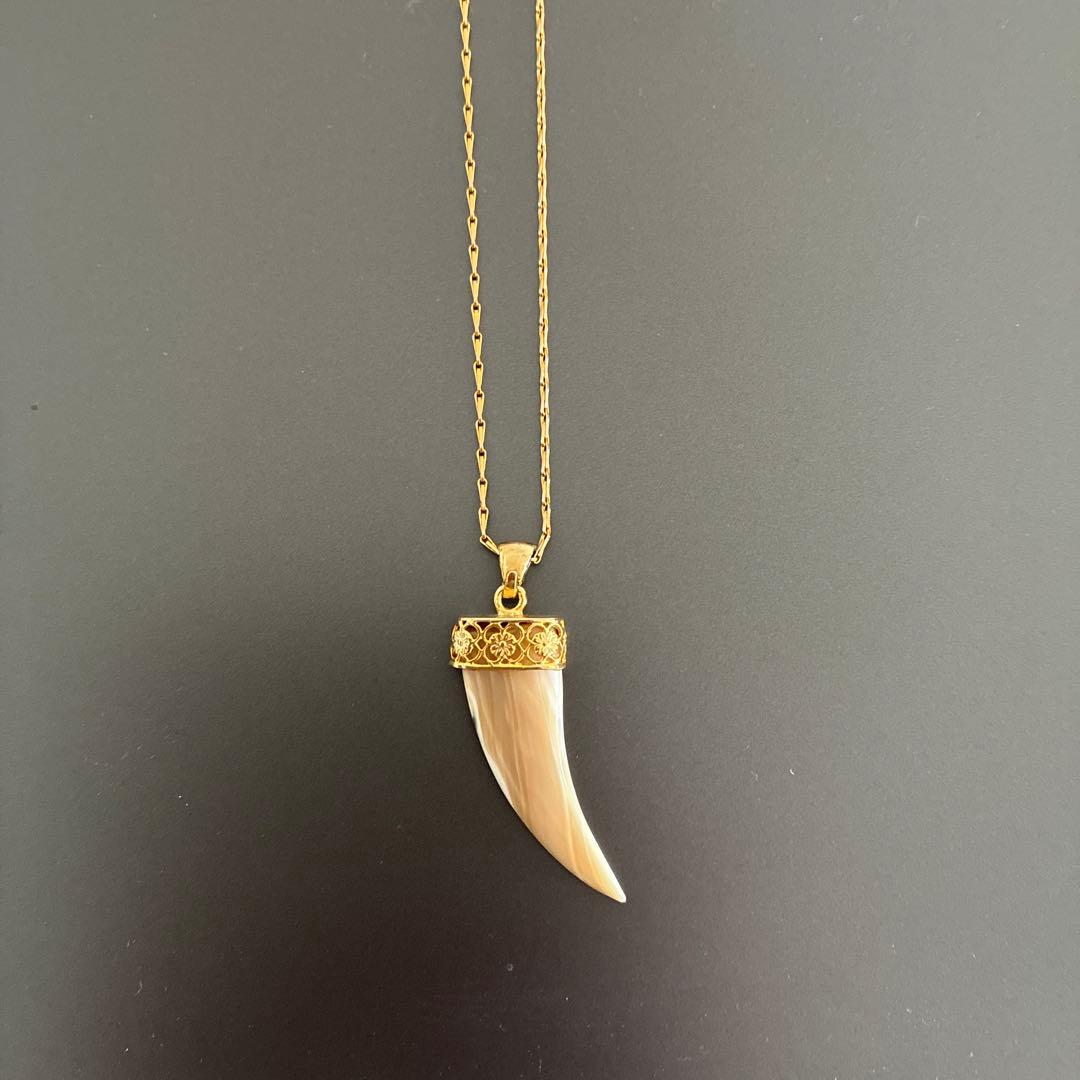 金色の牙ペンダントネックレス
