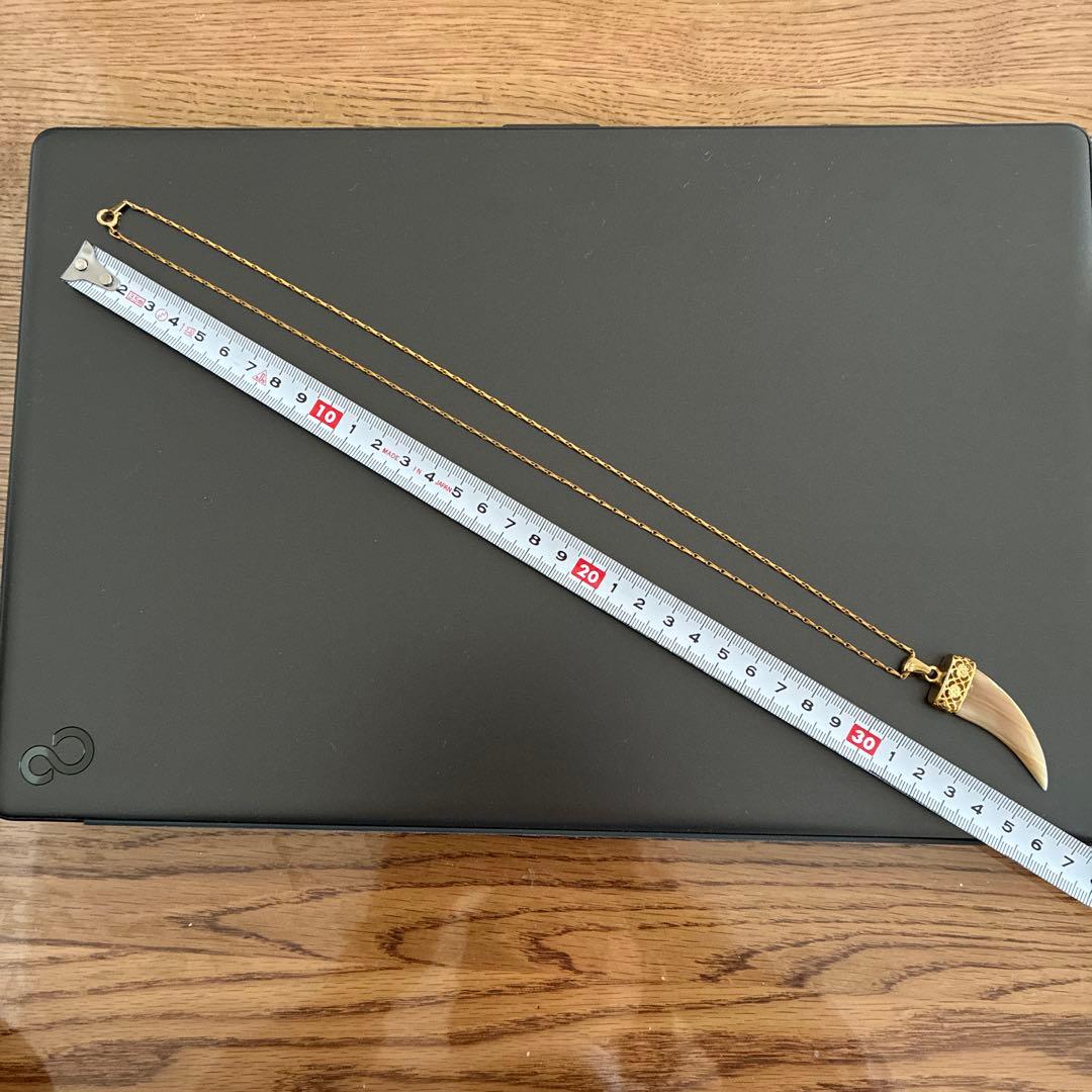 金色の牙ペンダントネックレス