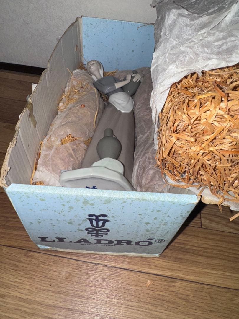Lladro 陶器製女性像 壺を持つ