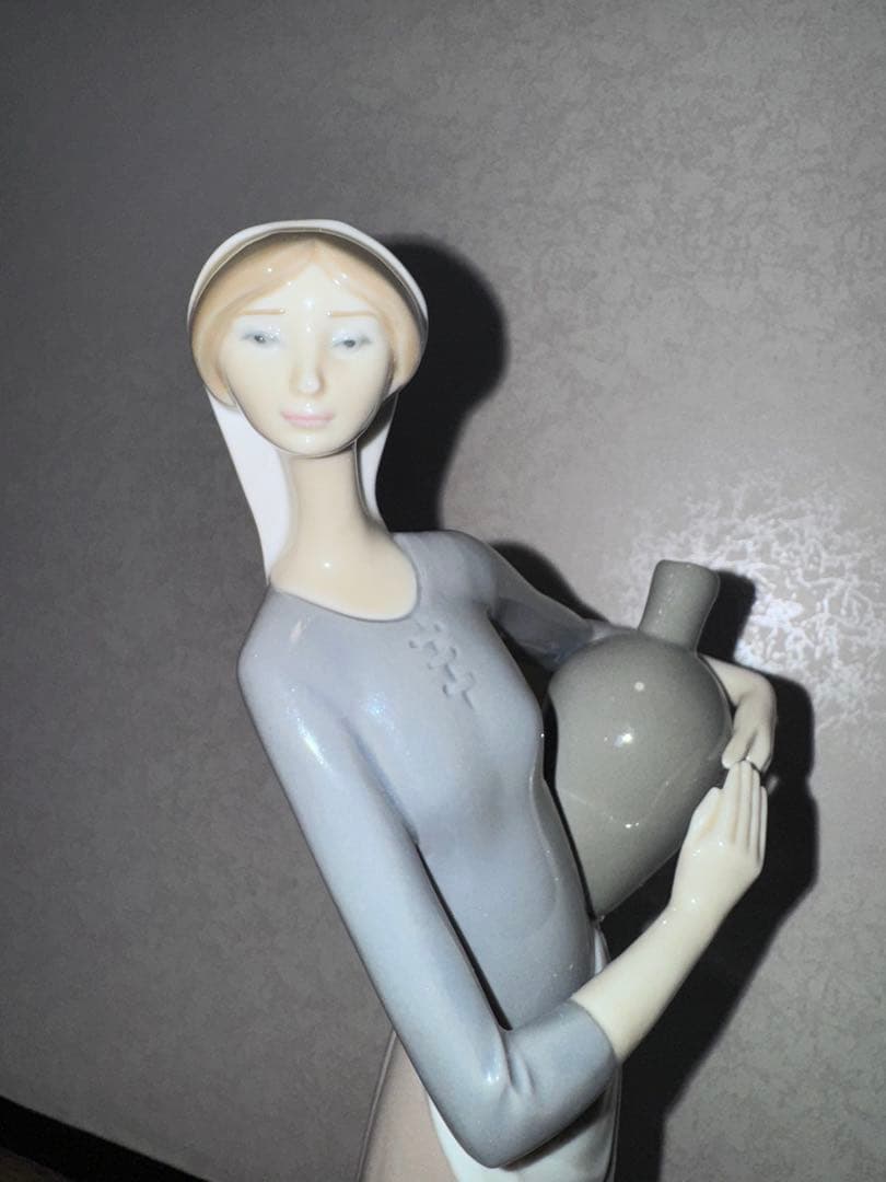 Lladro 陶器製女性像 壺を持つ