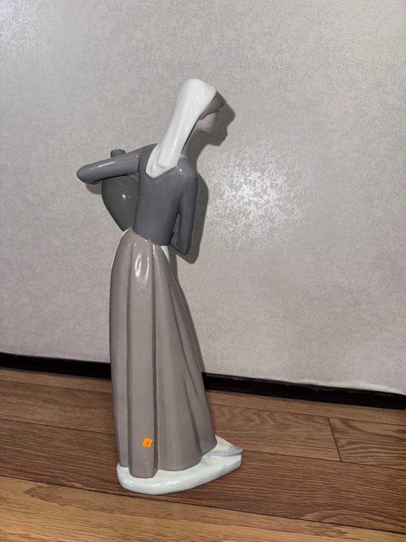 Lladro 陶器製女性像 壺を持つ