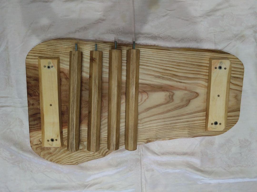 杉の板のローテーブル㉘　杉の自然木のローテーブル　杉の木目が大変綺麗❕脚は檜の木