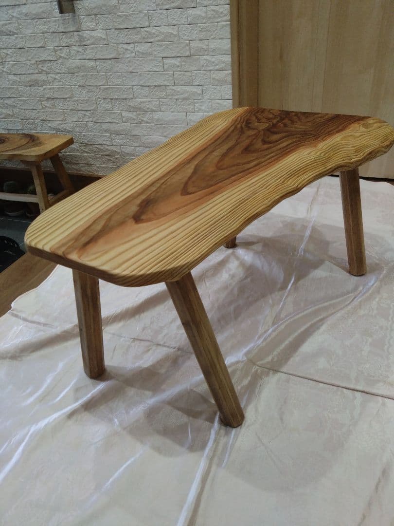 杉の板のローテーブル㉘　杉の自然木のローテーブル　杉の木目が大変綺麗❕脚は檜の木