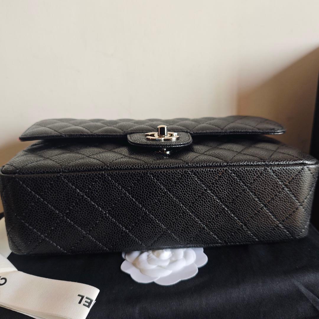 キルティングデザインのブラックレザーショルダーバッグ