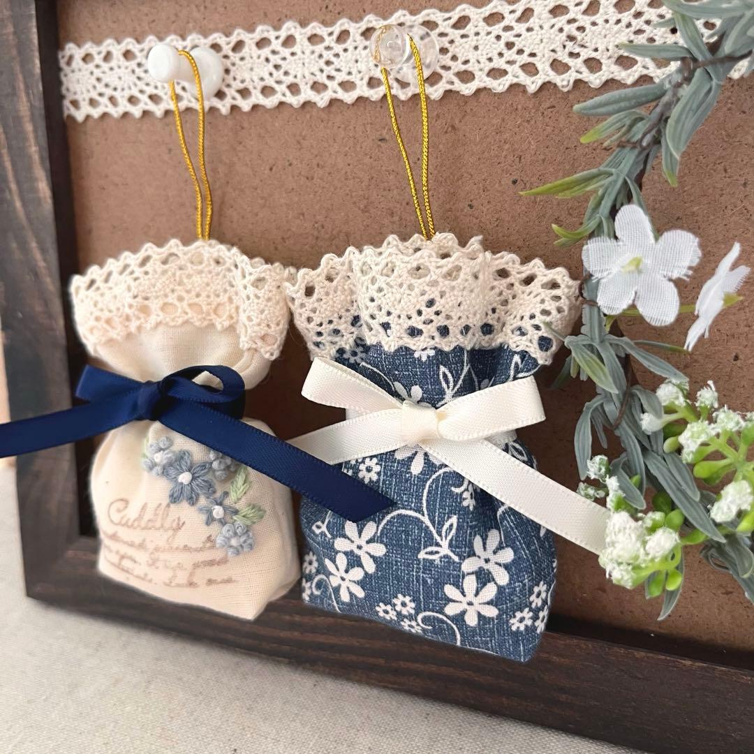 2408-43 ミニストラップサシェ 香り袋 2個組 デイジー デニム 花刺繍
