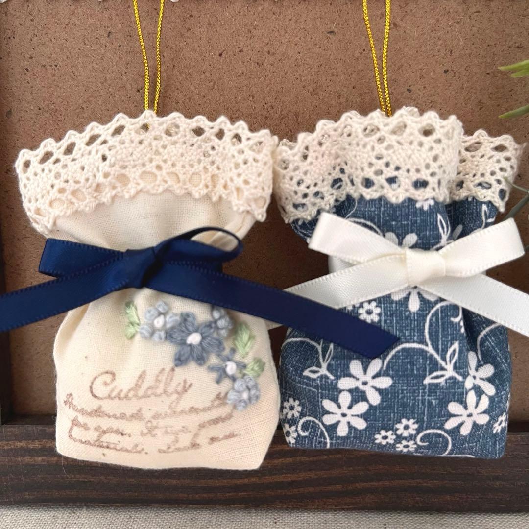2408-43 ミニストラップサシェ 香り袋 2個組 デイジー デニム 花刺繍