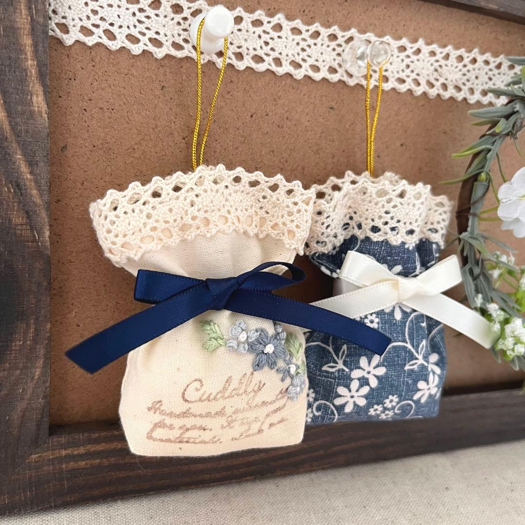2408-43 ミニストラップサシェ 香り袋 2個組 デイジー デニム 花刺繍