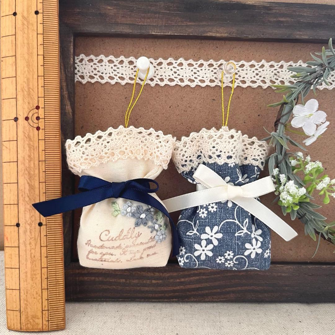 2408-43 ミニストラップサシェ 香り袋 2個組 デイジー デニム 花刺繍