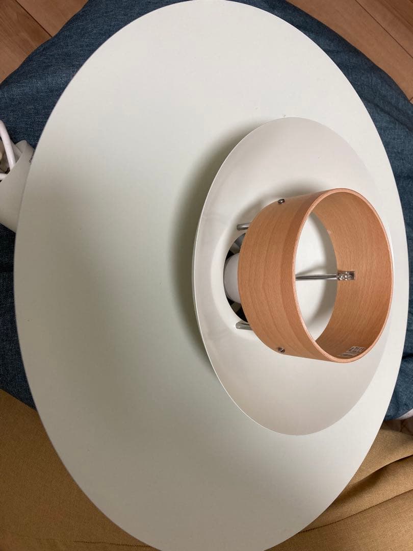 隙間から光が漏れる北欧モダンなペンダントライト「メルチェロ/Mercero」