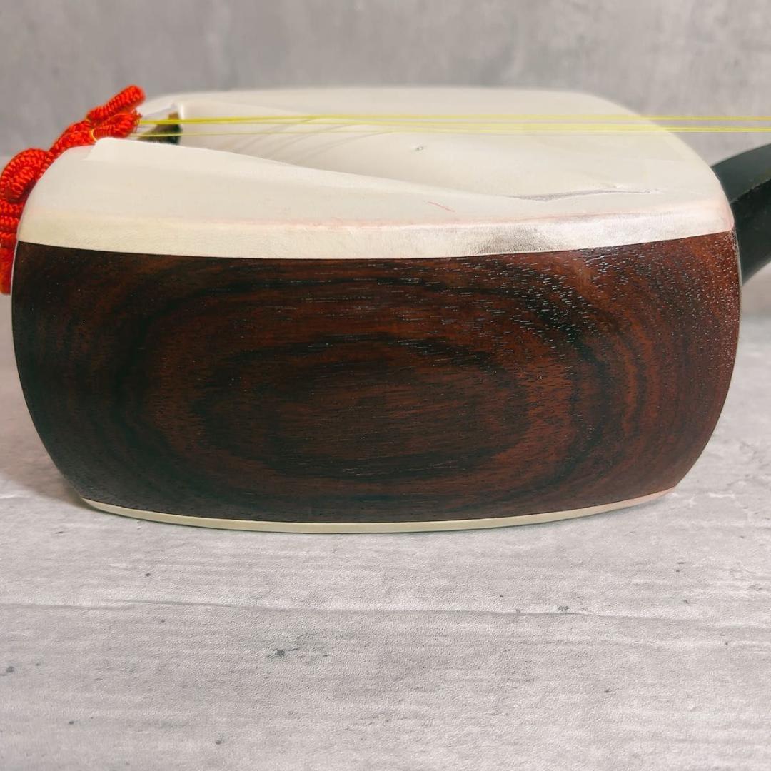 高級細棹三味線　長唄　民謡　紅木三味線　金細・トチ　子持ち綾杉胴　猫革　高級素材