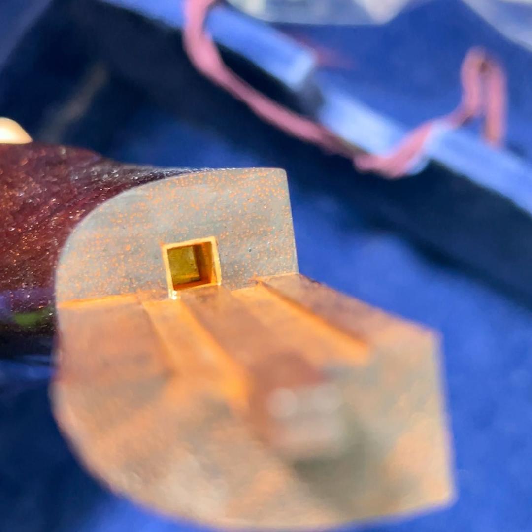 高級細棹三味線　長唄　民謡　紅木三味線　金細・トチ　子持ち綾杉胴　猫革　高級素材