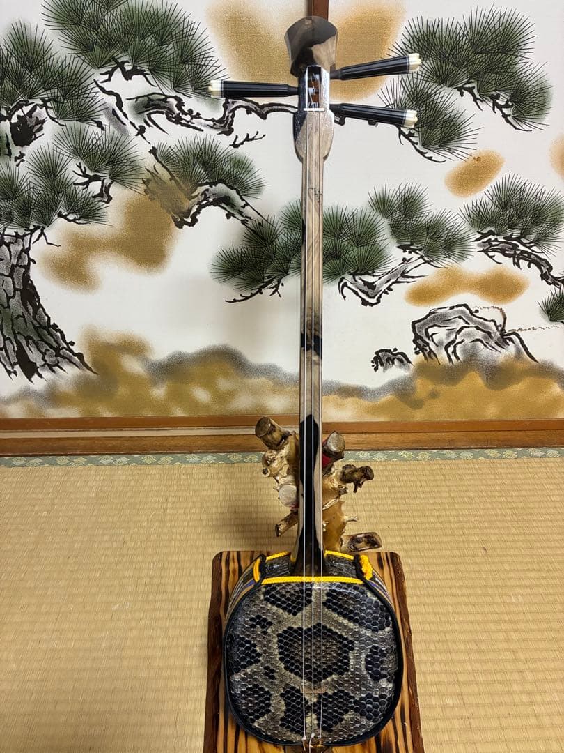 沖縄三線　伊江島クルチ(黒木) ユナー！与那城型　本皮一枚張り ◇本格◇縞黒檀三線（両面本皮一枚張り） 【8点セット付き】 三線