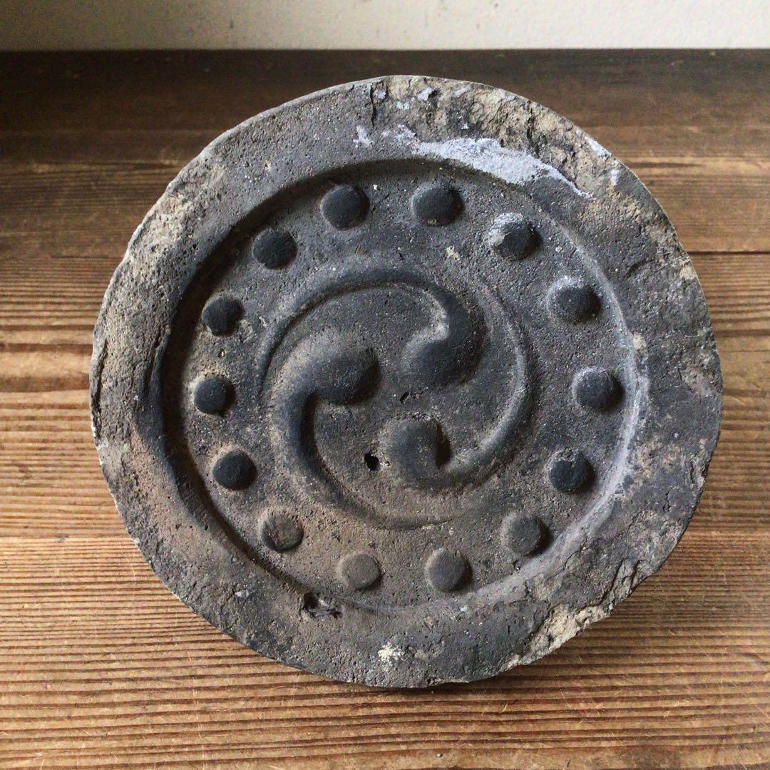 No3316 時代 三つ巴紋軒丸瓦 重量1550g 古瓦 出土 古代 送料無料