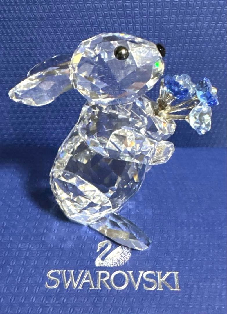 スワロフスキー　わすれな草の花束を持つウサギ