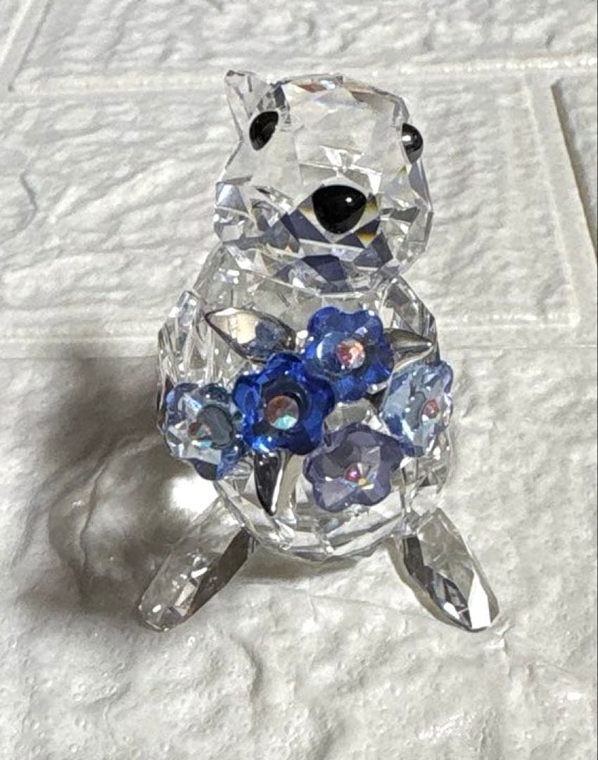 スワロフスキー　わすれな草の花束を持つウサギ