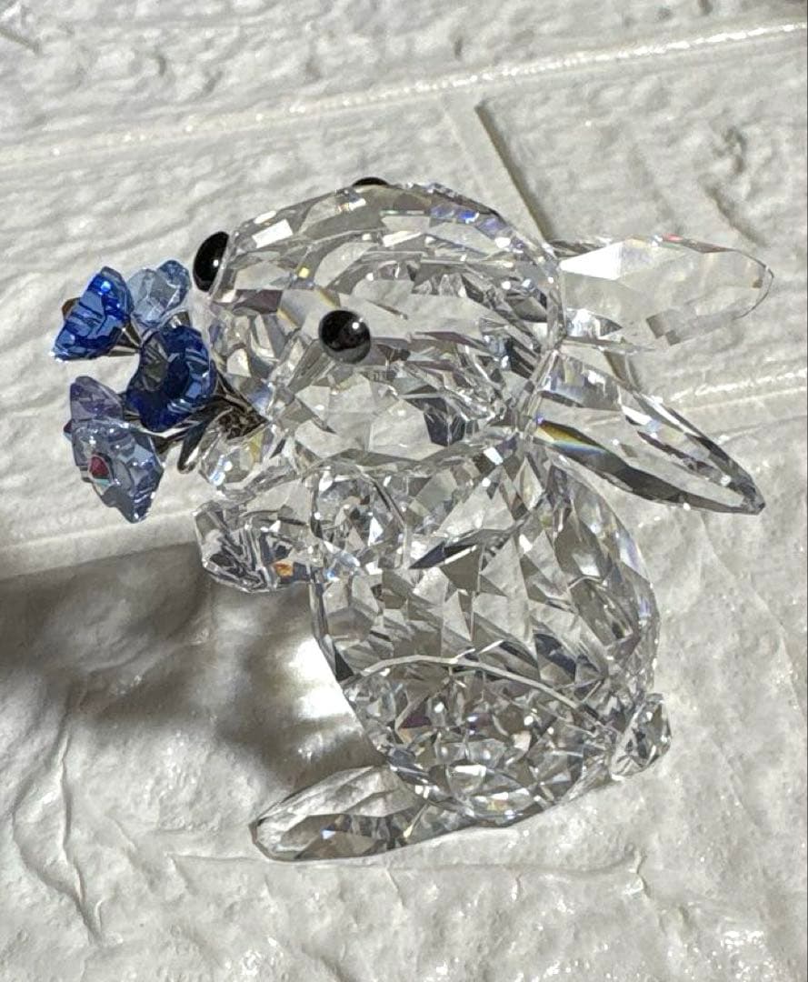 スワロフスキー　わすれな草の花束を持つウサギ