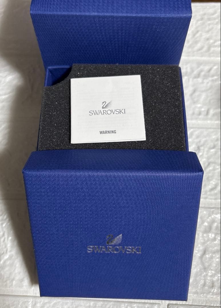 スワロフスキー　わすれな草の花束を持つウサギ