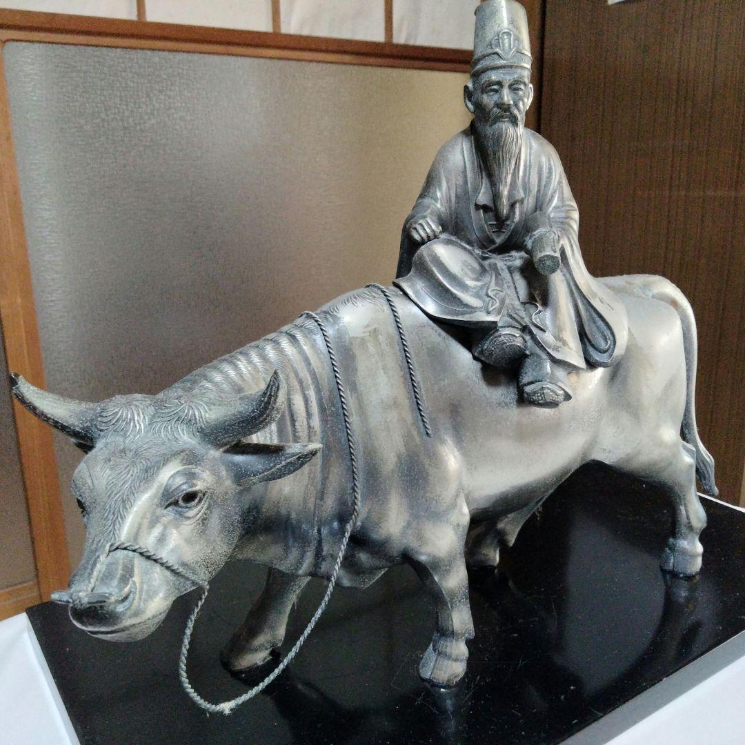 金属製 牛に乗る人物像 約30cm