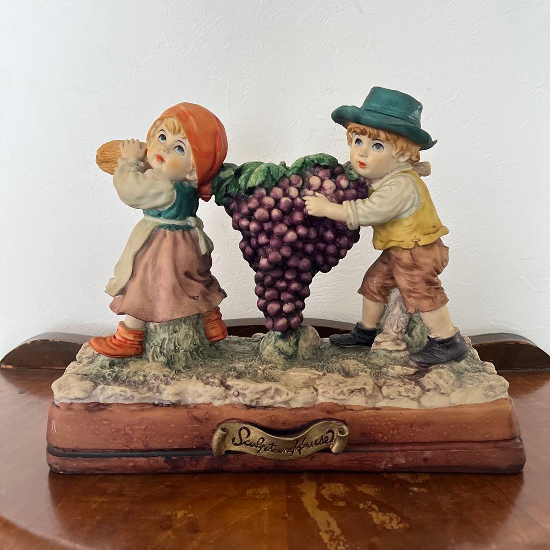 k196r124 Sculpture House ほうきでブドウを運ぶ少年と少女