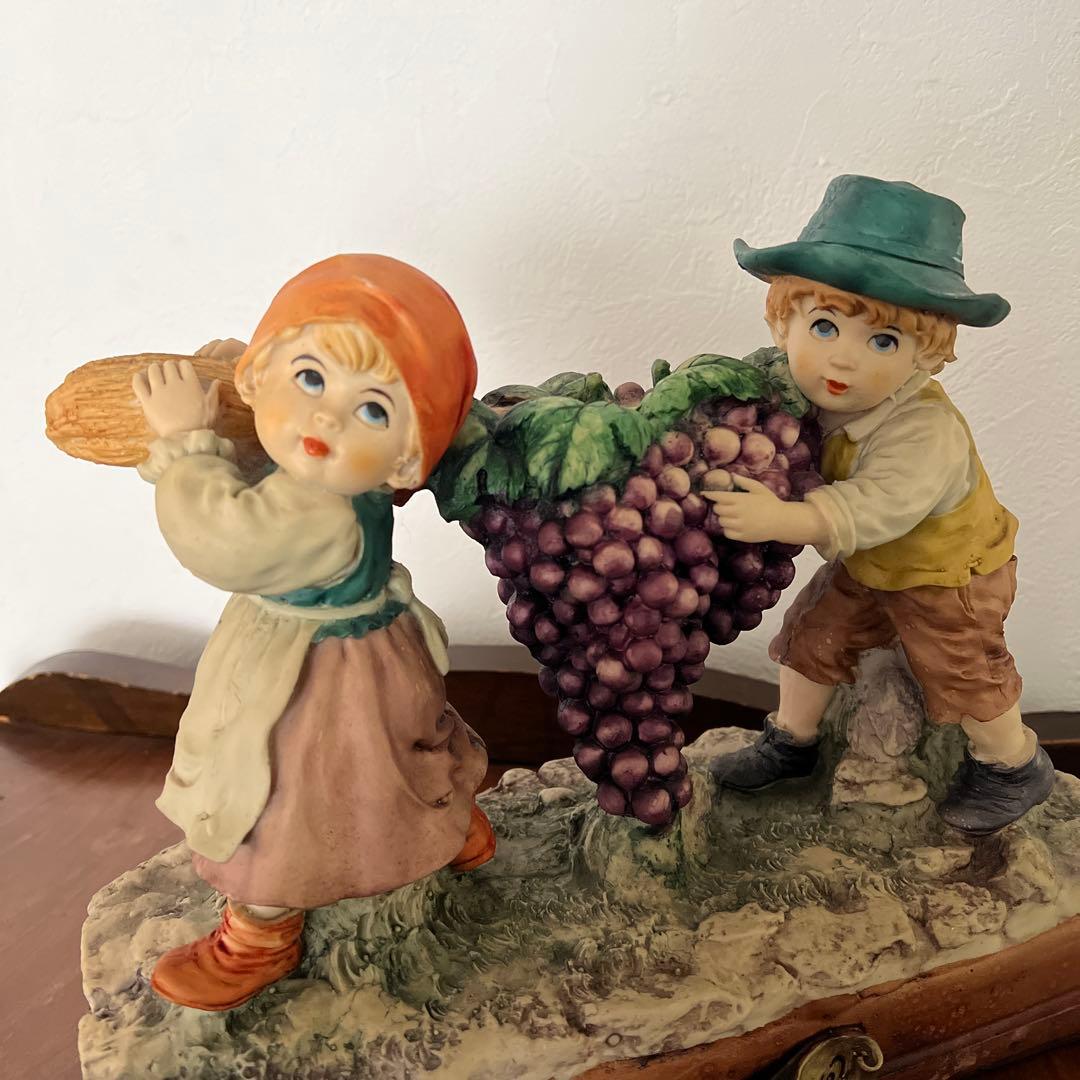 k196r124 Sculpture House ほうきでブドウを運ぶ少年と少女