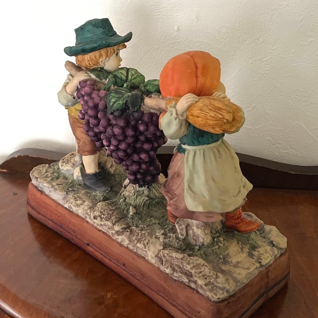 k196r124 Sculpture House ほうきでブドウを運ぶ少年と少女