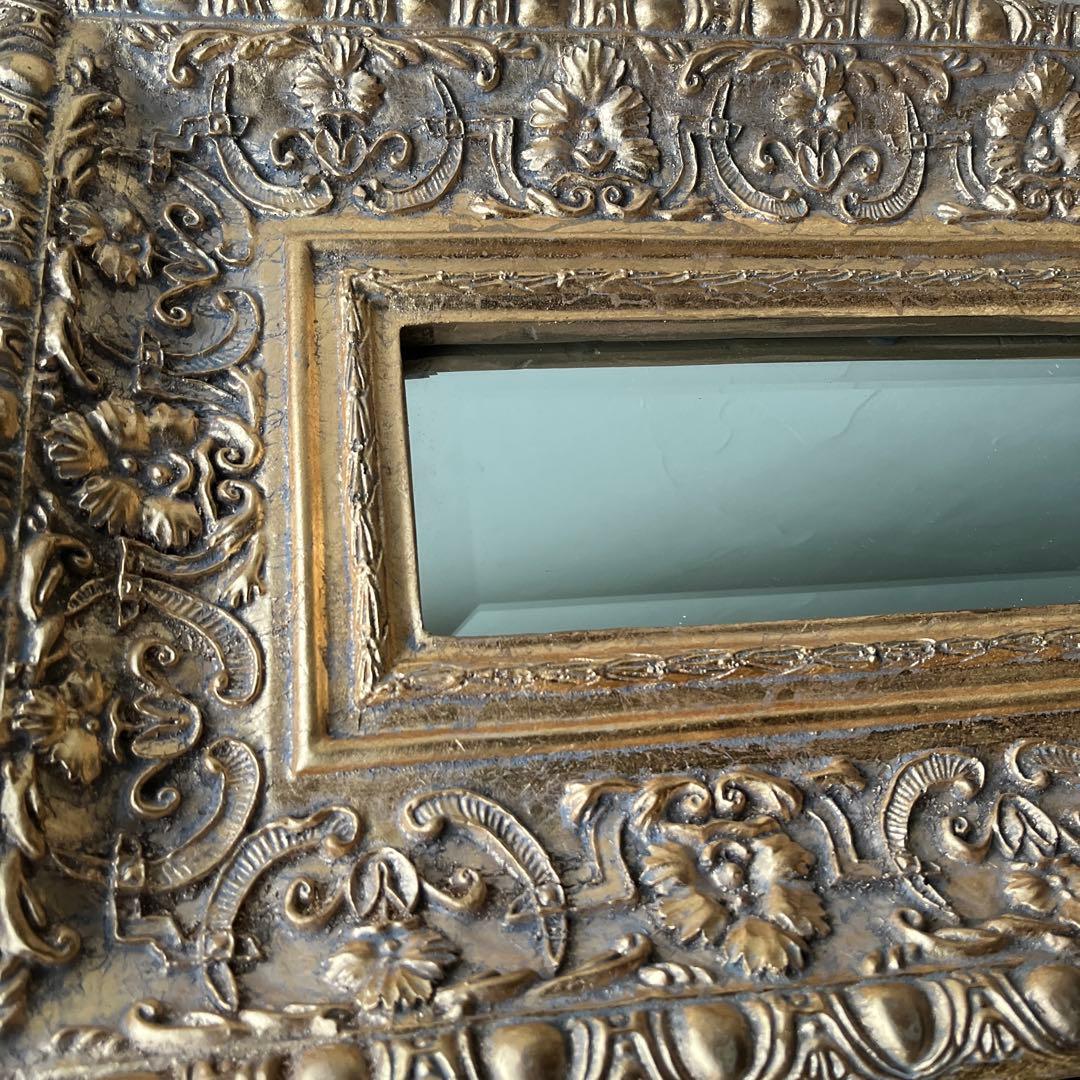 装飾的な金色の壁掛け鏡　アンティーク　ウォール　ミラー　金色