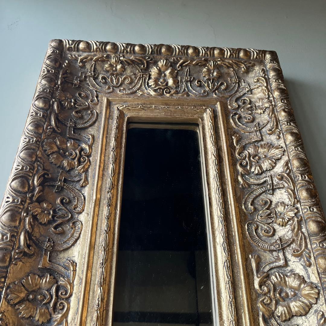 装飾的な金色の壁掛け鏡　アンティーク　ウォール　ミラー　金色