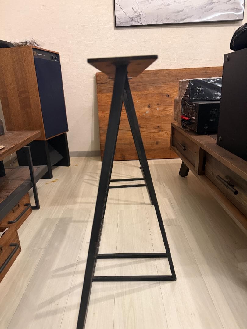 ブラウン木製天板・黒金属脚のデスク ペイント有り