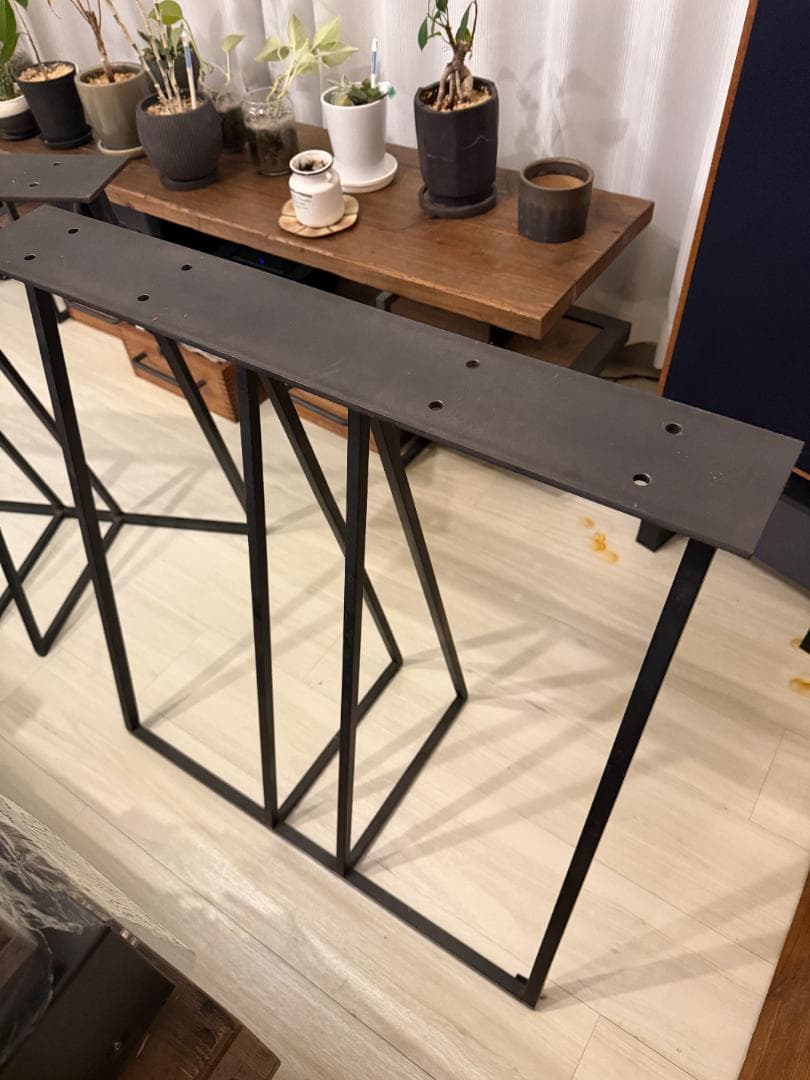 ブラウン木製天板・黒金属脚のデスク ペイント有り