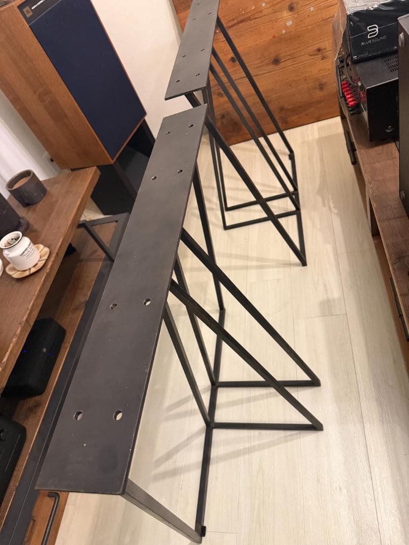 ブラウン木製天板・黒金属脚のデスク ペイント有り