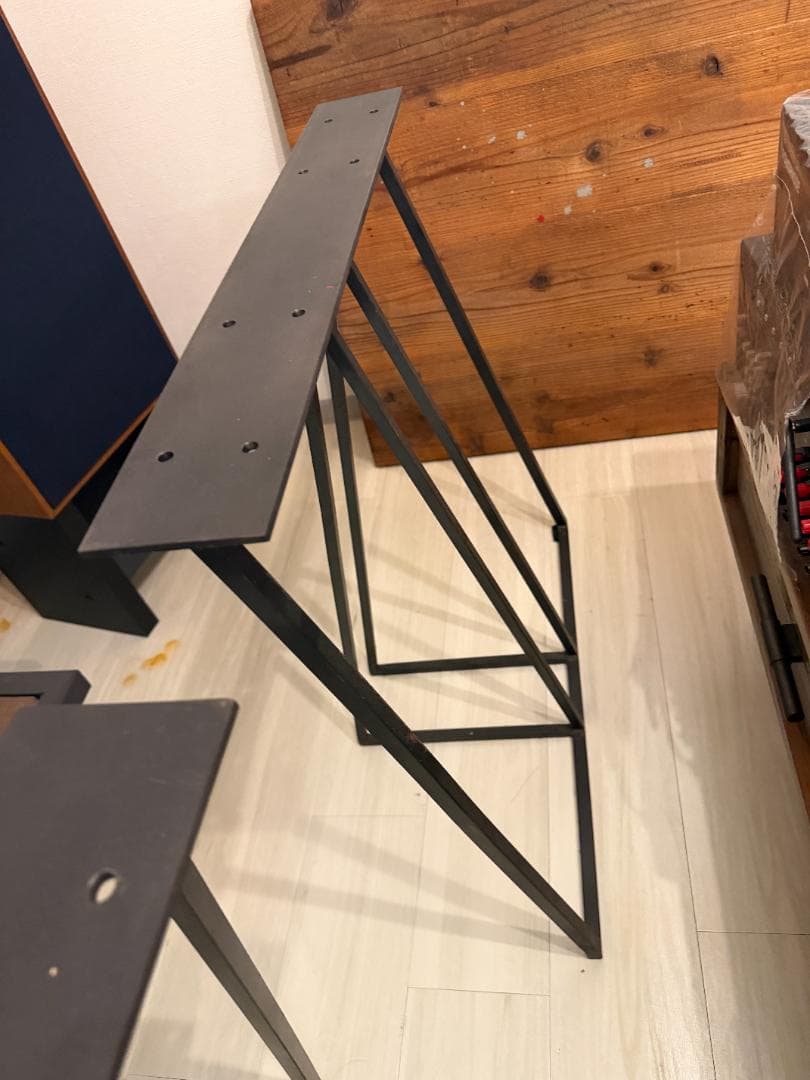 ブラウン木製天板・黒金属脚のデスク ペイント有り