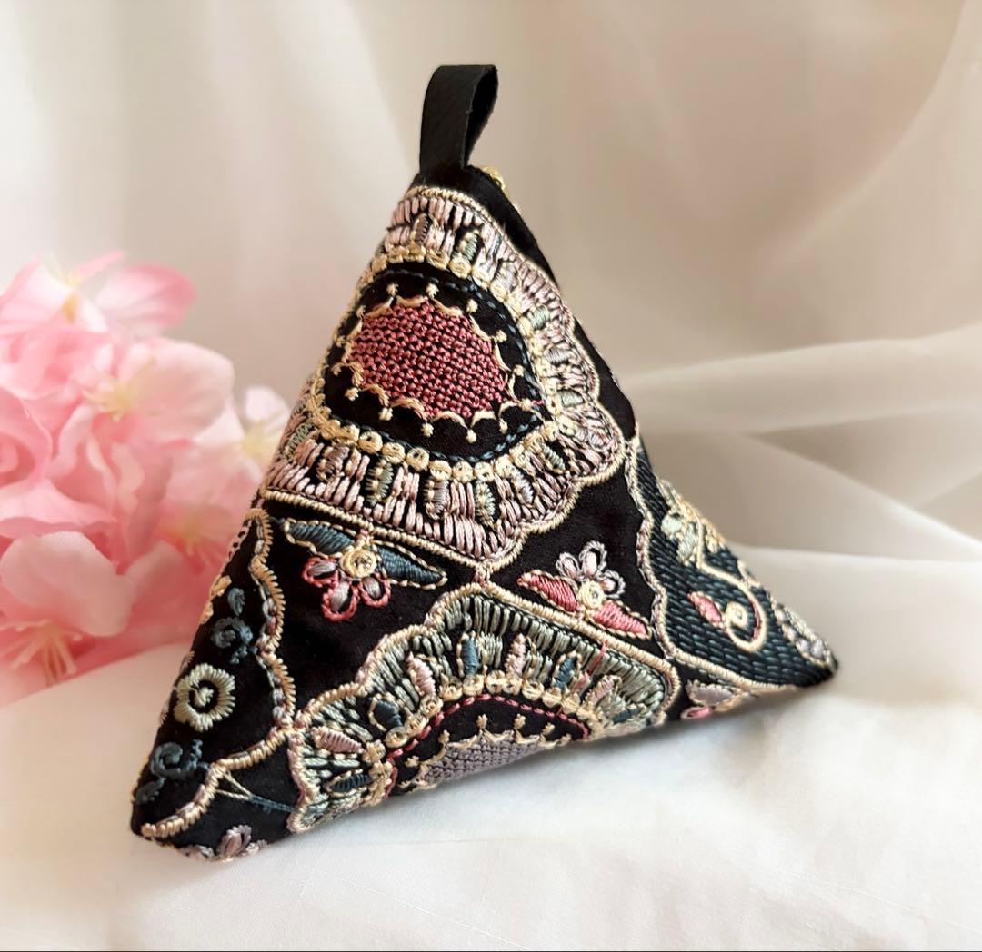 テトラポーチ 三角ポーチ インド刺繍生地 ブラック メルヘン柄 No.110