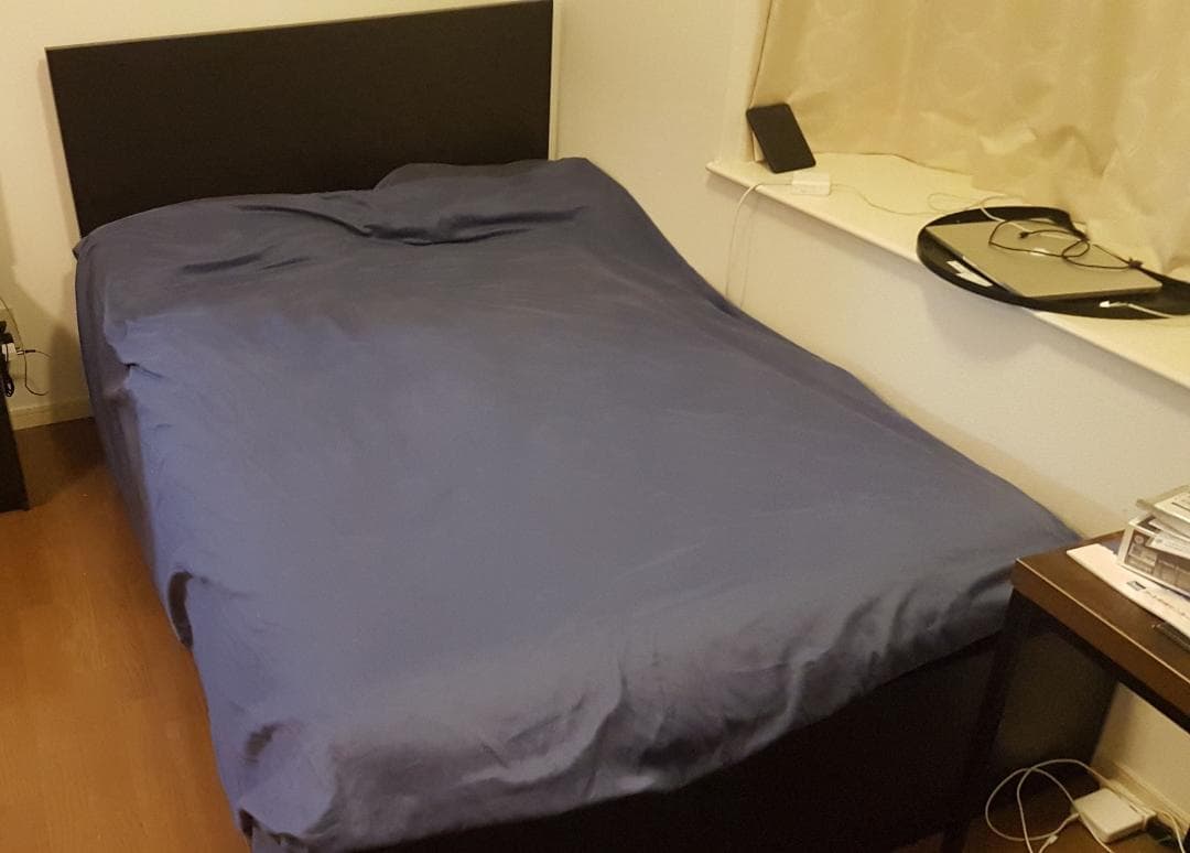 イタリア品質のマットレスを使用したほぼ新品のセミダブルベッドフレームの販売