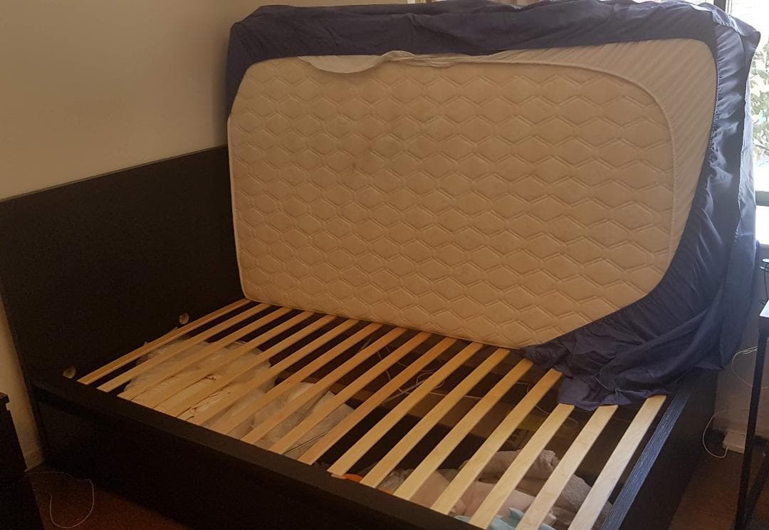 イタリア品質のマットレスを使用したほぼ新品のセミダブルベッドフレームの販売