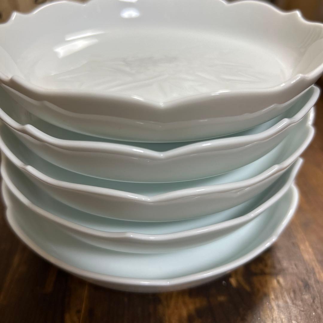 人間国宝　井上萬ニ　白磁牡丹彫文　銘々皿　共箱　牡丹