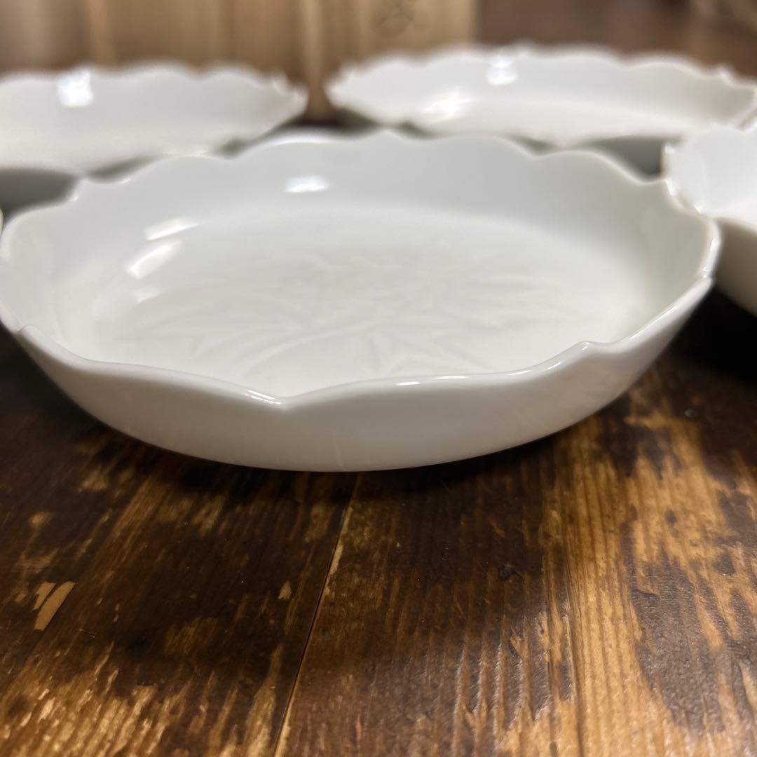 人間国宝　井上萬ニ　白磁牡丹彫文　銘々皿　共箱　牡丹