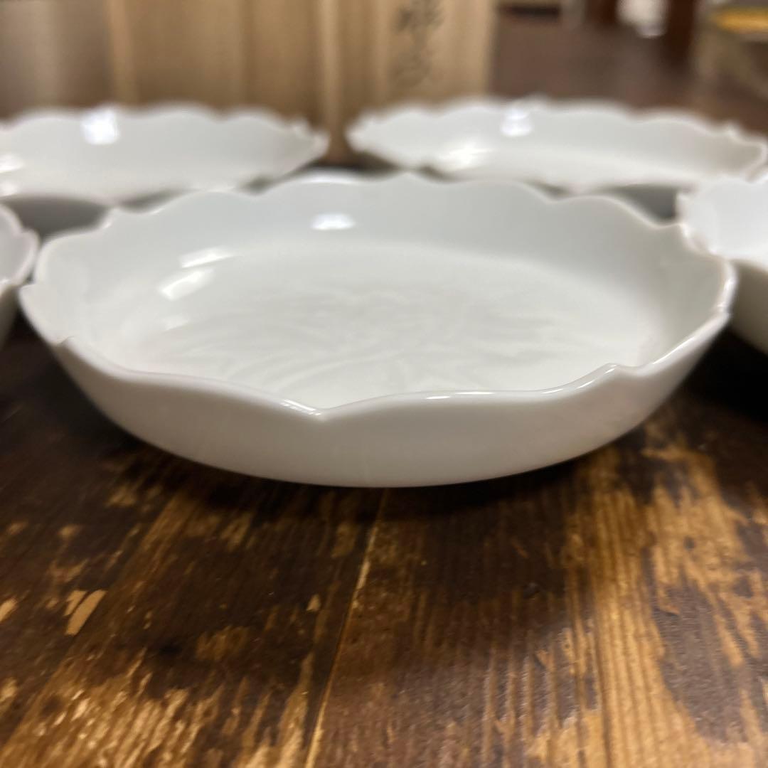 人間国宝　井上萬ニ　白磁牡丹彫文　銘々皿　共箱　牡丹